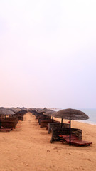 Fototapeta na wymiar Strand in Ägypten mit Schirmen und Liegen