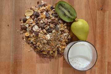 desayuno natural con leche fruta y cereales