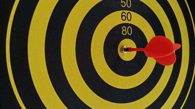 Primo piano di freccette magnetiche giocattolo che colpiscono un bersaglio, centro