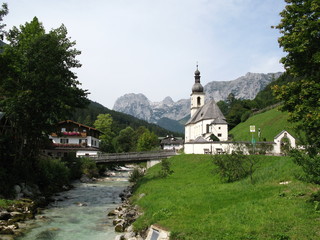 Fototapeta na wymiar Kirche Ramsau Bayern Alpen