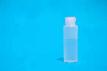 Botella de gel sanitizante sobre fondo azul.