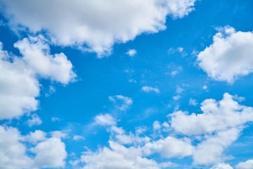 Fototapeta błękitne niebo podczas słonecznego dnia z chmurami  obraz