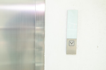 Detalle de puerta de elevador en un edificio.