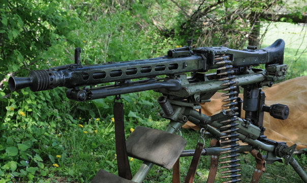 German WWII MG-42 machine gun mounted on Lafette 42 tripod with linked 7.92×57mm Mauser cartridges.