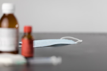 OP-Maske auf Ablage, Medikamente, Spritze