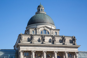 Fototapeta na wymiar München, Deutschland: Der Kuppelbau (ehemaliges Armeemuseum) der Bayerischen Staatskanzlei