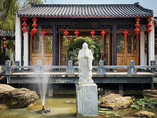 Chinesischer Garten mit Konfuzius Statue