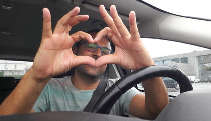 Uomo alla guida dell'auto - innamorato alla follia
