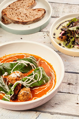 Albondigas con espinacas y ensalada