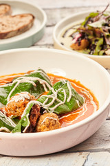 Albondigas con espinacas y ensalada