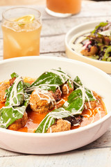 Albondigas con espinacas y ensalada
