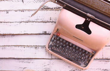 antigua máquina de escribir pintada en rosa, recuerdos de un tiempo lejano.