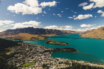 Obraz premium aerial view of Queenstown, New Zealand, sits on the shores of the South Island Lake Wakatipu, set against the dramatic Southern Alps. Renowned for adventure sports