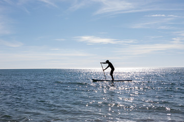paddle surf a contraluz