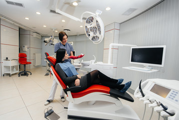 The doctor shows a cast of the patient's jaw. Dentistry