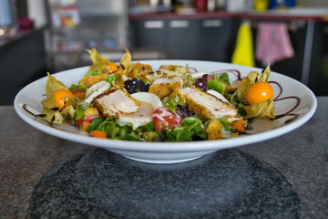 Gemischter Bio Salat Teller mit Hühnchenstreifen, Tomaten, Eier, Paprika, Feldsalast, Balsamico und Croutons, Produktbild