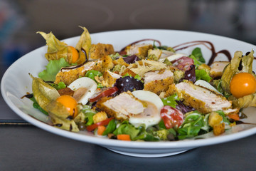 Gemischter Bio Salat Teller mit Hühnchenstreifen, Tomaten, Eier, Paprika, Feldsalast, Balsamico und Croutons, Produktbild