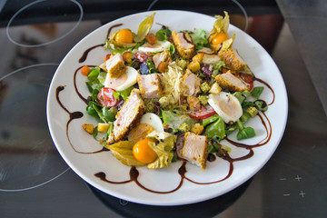 Gemischter Bio Salat Teller mit Hühnchenstreifen, Tomaten, Eier, Paprika, Feldsalast, Balsamico...