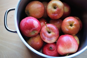 red apples in a bowl