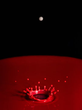 rote Milchtropfen Krone