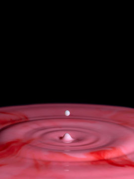 weisser Milchtropfen erzeugt Wellen