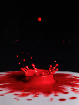 rote Milchtropfen Krone in weisser Fl&uuml;ssigkeit