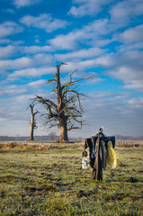Strach na wróble na tle dębów © Maciej