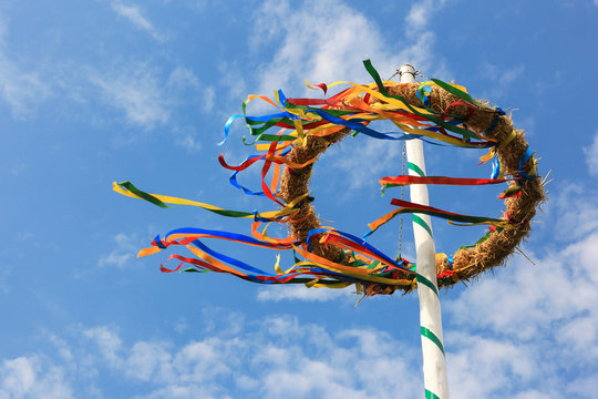 Maibaum im Wind