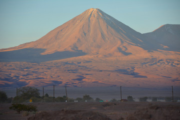 Wulkan Licancabur podczas zachodu Słońca