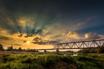 Most nad Wartą w Stobnicy, o wschodzie słońca 
