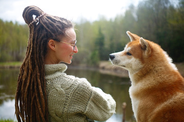 the young girl with a dog of breed an Akita to Ying