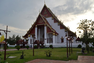 Fototapeta na wymiar buddhist temple in authayya