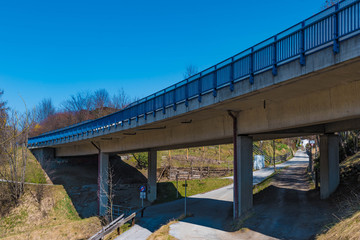 Obraz premium Betonbrücke mit blauem Geländer