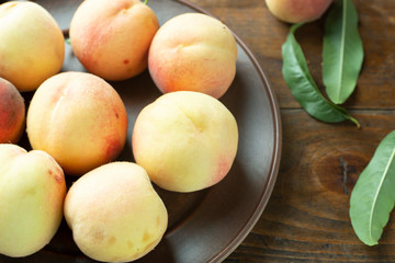 Naklejka na ściany i meble fresh ripe peaches