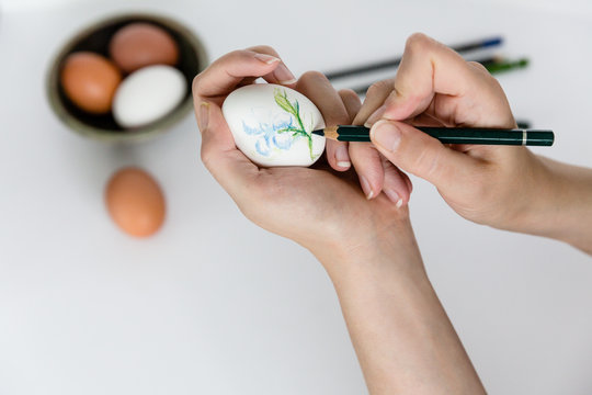 Eier bemalen mit Buntstiften