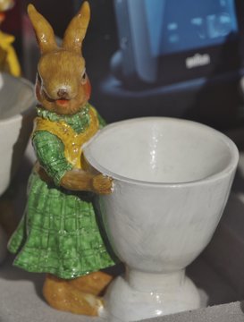 Osterhasenmutti h&auml;lt Eierbecher