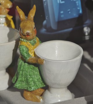 Ostermutti h&auml;lt Eierbecher