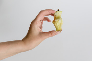 Hand hält das Kerngehäuse eines Apfels