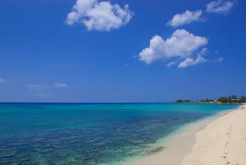Photo sur Plexiglas Plage de Seven Mile, Grand Cayman Une section de Seven Mile Beach sur Grand Cayman dans les îles Caïmans. Cette île tropicale paradisiaque des Caraïbes est un point chaud pour le tourisme aisé
