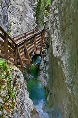 ein steg über einer kaskade türkis wie in der karibik in der innersbachklamm im saalachtal pinzgau salzburg