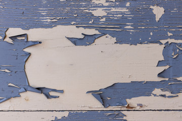 beige Fläche aus Holz mit blauer Farbe die abblättert mit Struktur und Textur