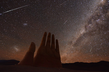 Mano del Deserto, meteory i gwiezdzista Droga Mleczna na pustyni Atakama - obrazy, fototapety, plakaty
