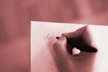 Obraz premium Young lady writing on paper