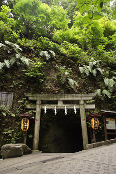 Entry to the cave shinto shrine in Kamakura, Japan