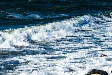 Naklejka premium Splashing sea waves. Blue wavy sea water