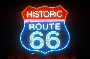 Poster Een neonbord met de tekst & 39 Historic Route 66& 39  © spiritofamerica