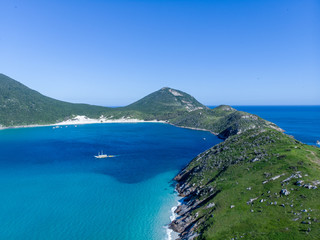 Obraz premium Vista de drone de praia paradisíaca em Arraial do Cabo, Rio de Janeiro, Brasil