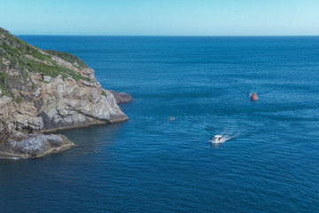 barco no mar entre ilhas em Arraial do Cabo, Rio de Janeiro, Brasil