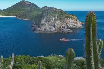 barco no mar entre ilhas em Arraial do Cabo, Rio de Janeiro, Brasil