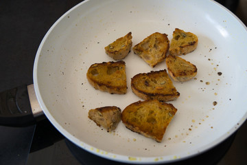 Geröstetes Brot mit Olivenöl in weißer Pfanne